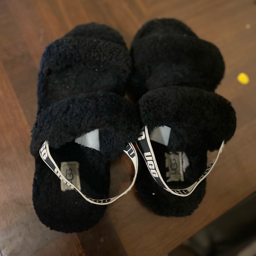 Size 5Y ugg sandals/slippers only worn a few times